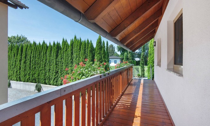 Eging am See Apartment | Apartment 'Galeriewohnung Vierseithof' with Balcony and Wi-Fi