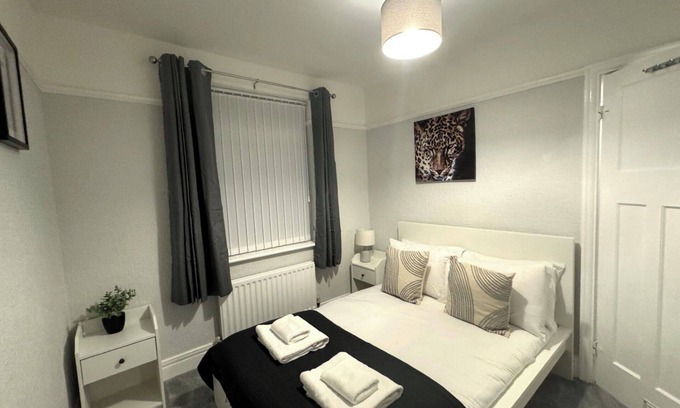Newcastle-upon-Tyne Apartment | Apartment - Sleeps 4 - Pet friendly - Parking