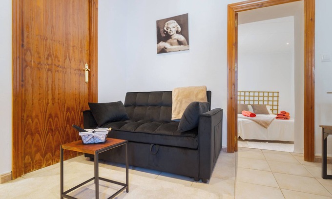 Carmona Apartment | Apartment 'Giraldilla' with Shared Garden, Wi-Fi and Air Conditioning
