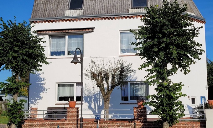 Lunden Apartment | Apartment 'Groth's' with Shared Terrace, Shared Garden and Wi-Fi