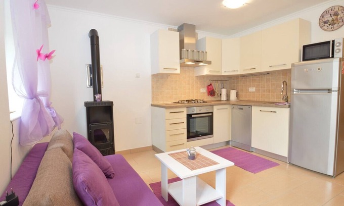 Sveti Jakov Apartment | Apartment Hrasta 1 is accommodation in Hrasta on the island of Cres, 43 km from Mali Lošinj.