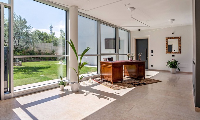 Ravina Apartment | Apartment In A Hotel 'Midum Balcony Sud' with Mountain View, Wi-Fi and Air Conditioning