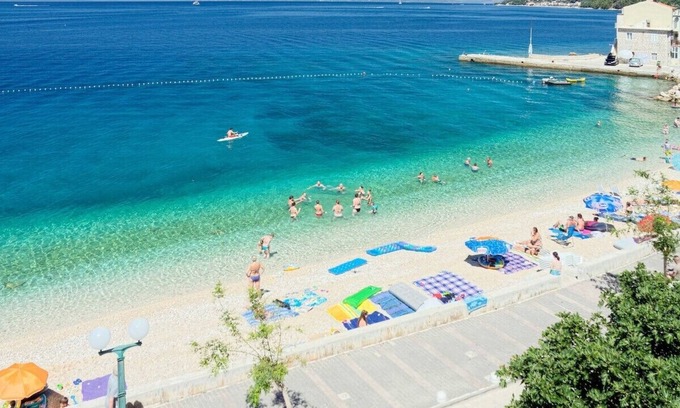Drasnice Apartment | Apartment in a small village Drašnice. Two-bedroom apartment on the beach with sea and island view on Hvar.