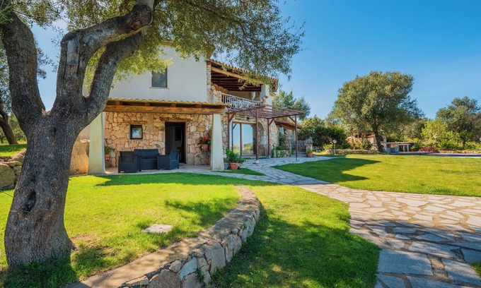 Arzachena Apartment | Apartment in a Villa in the Countryside with Mountain View and Shared Pool