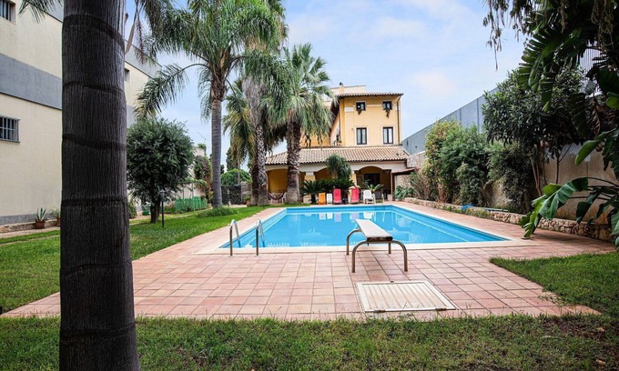 Floridia Villa | Apartment in Catania with Italian Charm