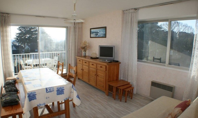 Saint-Cast-le-Guildo Apartment | Apartment in residence with swimming pool in the center of Saint Cast, 1 bedroom, sleeps 5