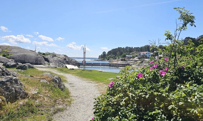 Hoviksnas Apartment | Apartment in Höviksnäs, 300 m from the sea with a view of the Tjörn Bridge | SE09112