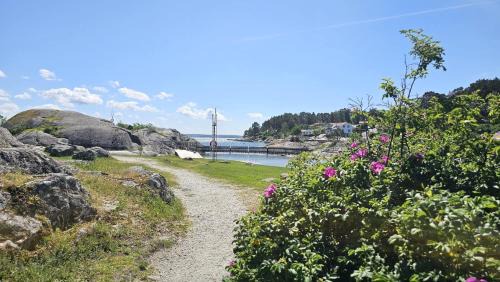 Hoviksnas Apartment | Apartment in Hoviksnas, 300 m from the sea with a view of the Tjorn Bridge
