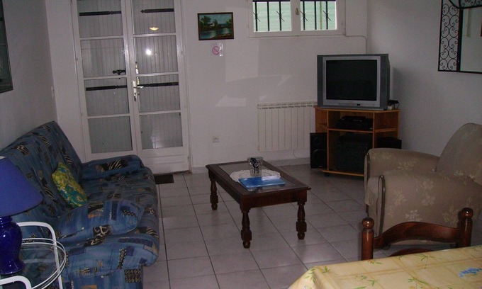 Breuillet Apartment | APARTMENT IN INDIVIDUAL HOUSE