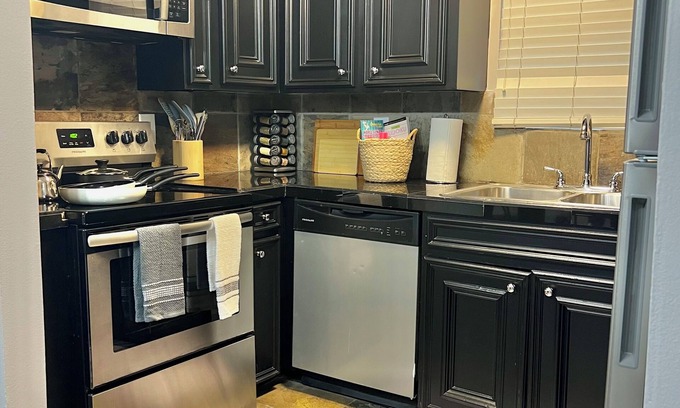 Greenway Plaza-Upper Kirby Apartment | Apartment in Upper Kirby Houston