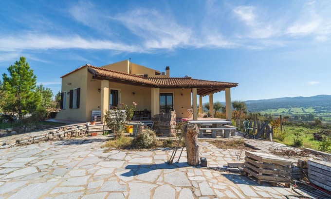 Perfugas House | Apartment in Villa “Immersa Nella Natura” with Views, Private Terrace, Shared Pool & Wi-Fi