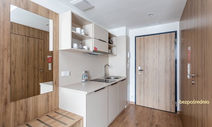 Wola Apartment | Apartment in Warsaw, free underground garage and WiFi, auto check-in-out code
