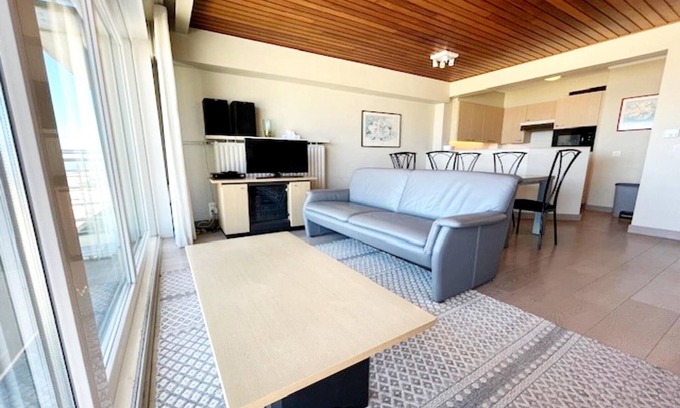 Wenduine Apartment | Apartment in Wenduine with Stunning Seaviews