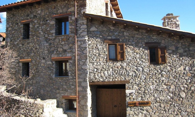 Aranser Apartment | Apartment 'La Cort De Ca L’Escolà' with Mountain View, Shared Garden and Wi-Fi