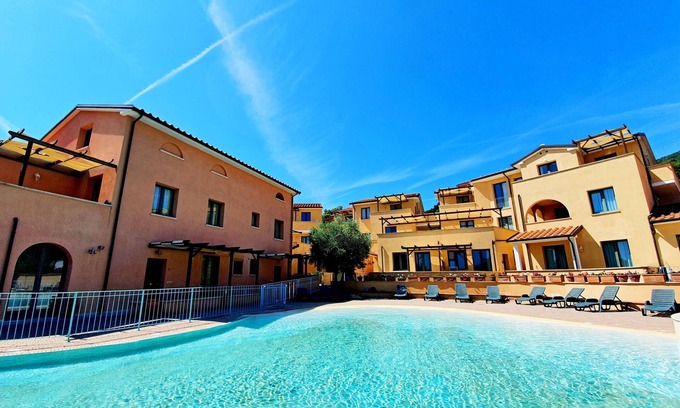 Cavo Apartment | Apartment "La Pergola al Cavo 5" close to the Beach with Shared Pool & Wi-Fi