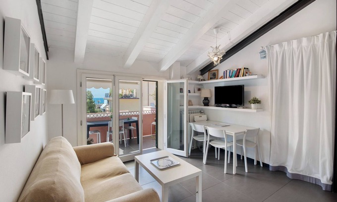 Bonassola Apartment | Apartment 'La Terrazza Di Via Daneri 2' with Sea View, Terrace and Air Conditioning