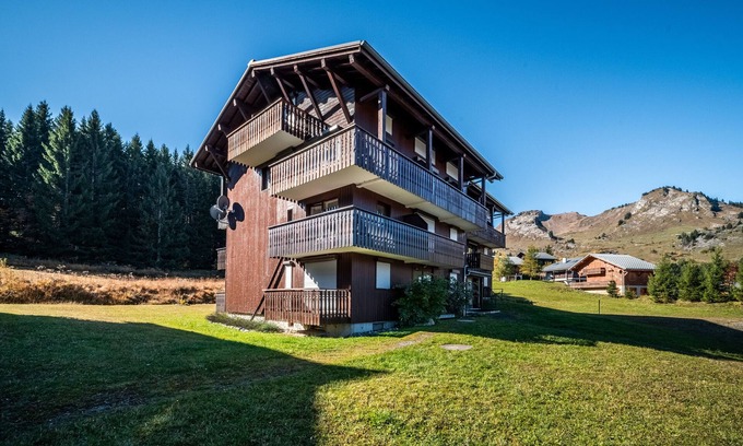 Le Praz de Lys Apartment | Apartment 'Les 3 Lys - 25 M² - Le Praz De Lys' with Mountain View, Shared Garden and Balcony