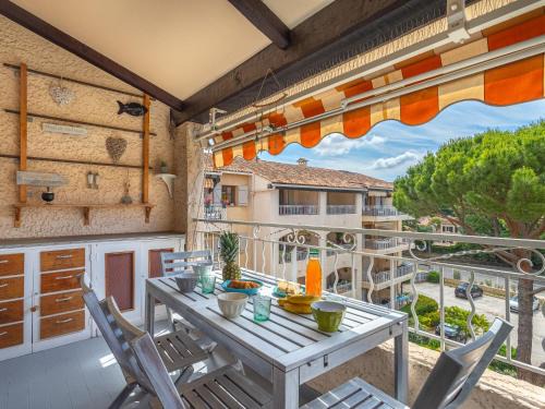 Sanary-sur-Mer Apartment | Apartment Les Faubourgs Saint Michel by Interhome