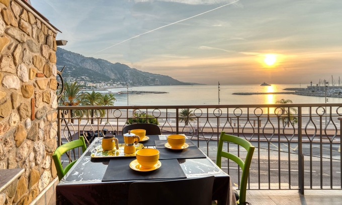 Old Town Apartment | Apartment Les Sablettes Panoramic Sea View