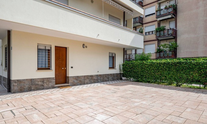 Padova Apartment | Apartment located on the ground floor of a building without a lift with independent entrance.In 55 sqm it accommodates 5 people, with a large paved space in front of the house, a double bedroom and a single bedroom.In 10 minutes on foot you can reach Pra