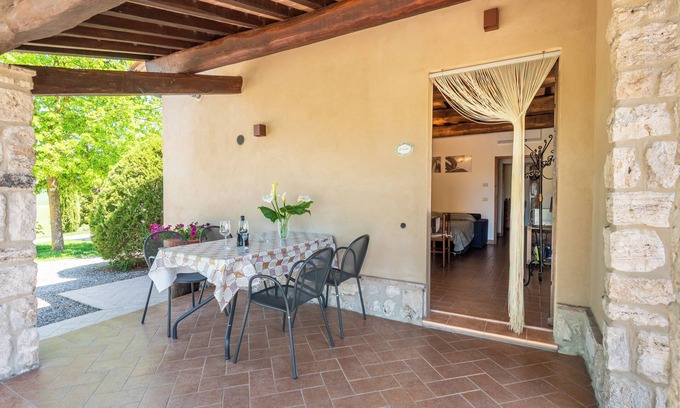 Gallina Apartment | Apartment 'Mostella' with Shared Pool, Wi-Fi and Air Conditioning