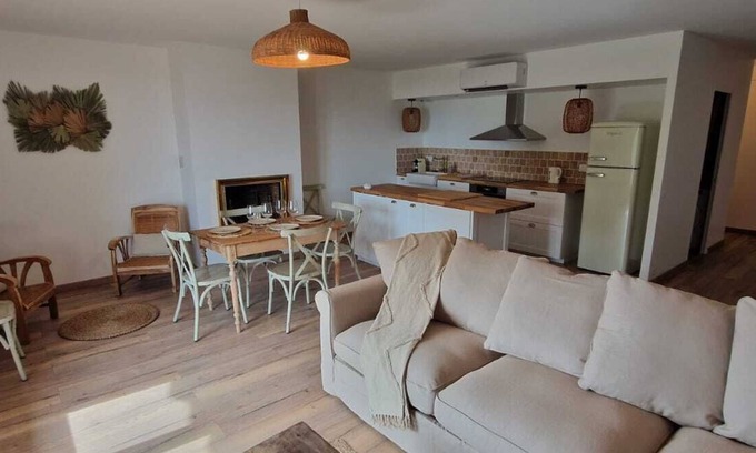 Le Pradet Apartment | Apartment 'Magnifique 6 Personnes' with Balcony, Wi-Fi and Air Conditioning