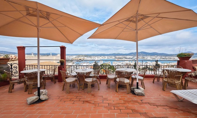 Ibiza City Centre Apartment | Apartment 'Navila Numero 2' with Shared Pool, Wi-Fi and Air Conditioning