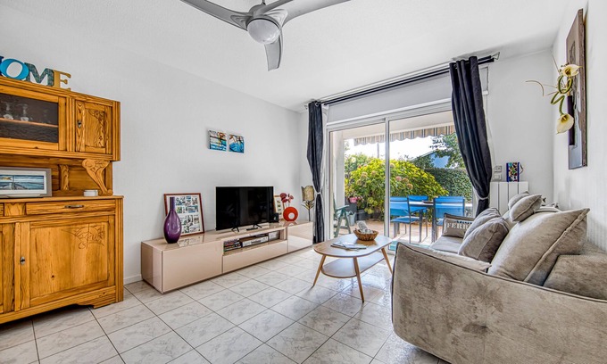 Andernos-les-Bains Apartment | Apartment Near the Beach with Private Terrace