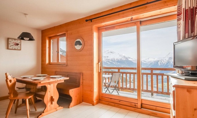 Les Eucherts Apartment | Apartment near the slopes with free WIFI and balcony