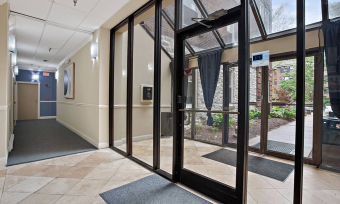 DeBaliviere Place Apartment | Apartment next to Zoo/Forest Park/WashU pets welcome ask about monthly price