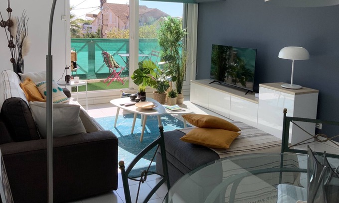 8th Arrondissement Apartment | Apartment on Pointe Rouge beach