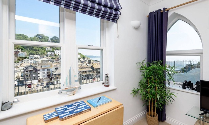 West Looe House | Apartment on the harbour with great views