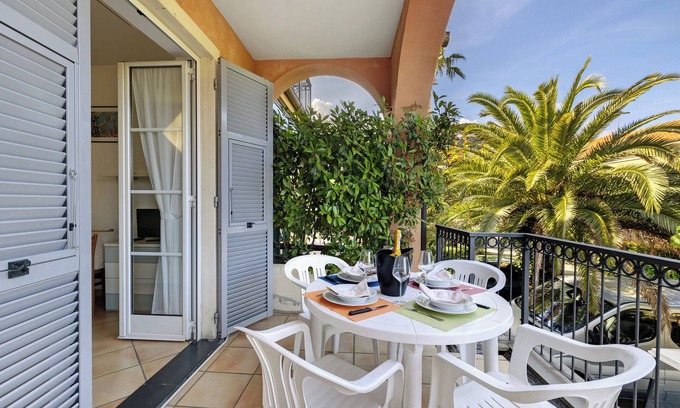 Pietra Ligure Apartment | Apartment 'Pian Dei Boschi B4104' with Shared Pool, Wi-Fi and Air Conditioning