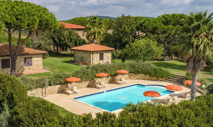 Magliano in Toscana Apartment | Apartment 'Riccio' with Shared Pool, Wi-Fi and Air Conditioning