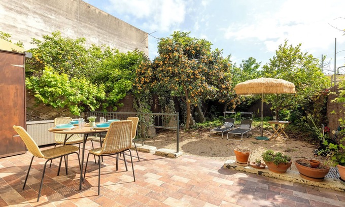 Pivarada Apartment | Apartment 'Rosas' with Private Terrace, Private Garden and Wi-Fi