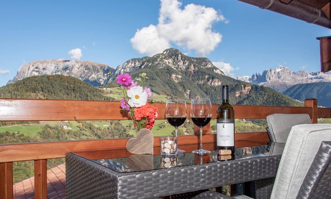 Brie Apartment | Apartment 'Schlern Heigler Hof' with Mountain View, Shared Terrace and Wi-Fi