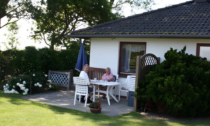Nordstrand Apartment | Apartment 'Seewind' with Shared Terrace and Shared Garden