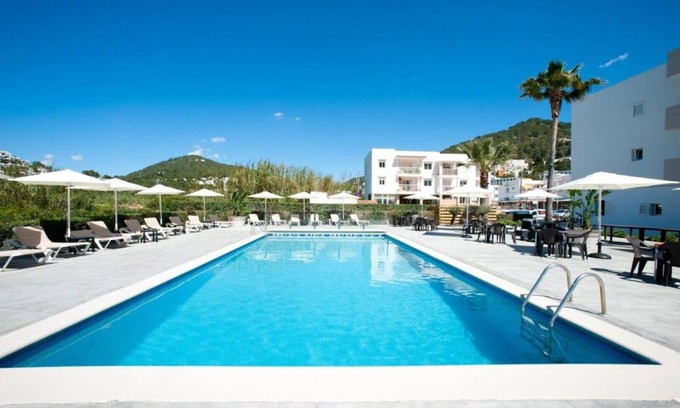 Santa Eulalia del Rio Apartment | Apartment Ses Veles 2 dormitorios close to the Beach with Sea View, Pool, Wi-Fi & Garden