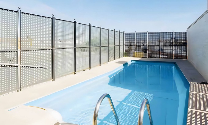 Santa Catalina Apartment | Apartment 'Sevilla Centro Con Piscina' with Shared Pool, Wi-Fi and Air Conditioning