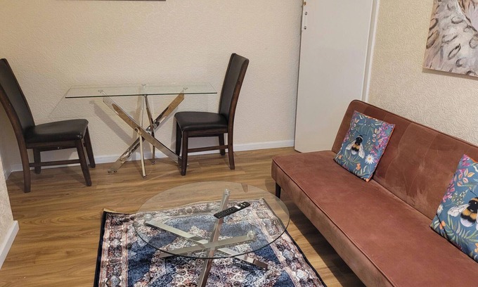 Reading House | Apartment - Sleeps 2 - Parking - Near Station