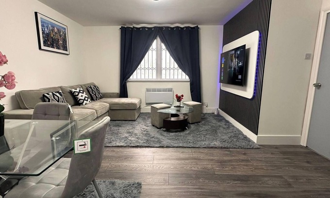 Dagenham Apartment | Apartment - Sleeps 4 - City Base - District Line