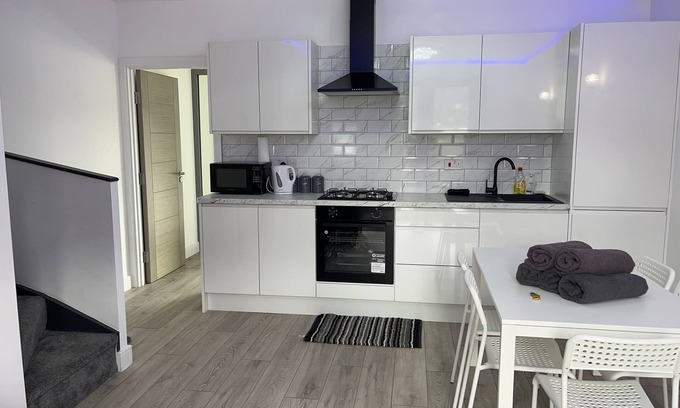 Hendon Apartment | Apartment - Sleeps up to 5 & on-street parking