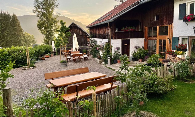 Jungholz Apartment | Apartment 'Sorgschrofen' with mountain view and large garden