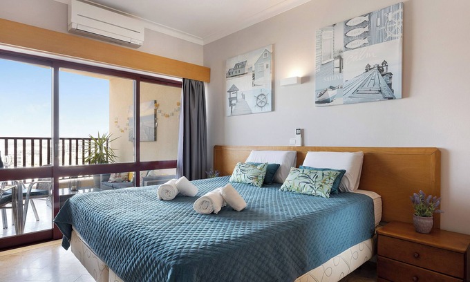 Praia da Rocha Apartment | Apartment 'Sunny Escape' with Sea View, Wi-Fi and Air Conditioning