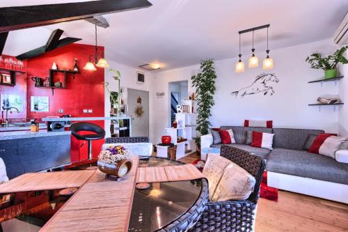 Split Apartment | Apartment Sunny Stone