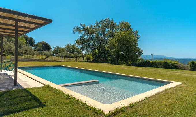 Cucuron Apartment | Apartment 'Sur Les Hauteurs Du Luberon' with Private Pool and Wi-Fi