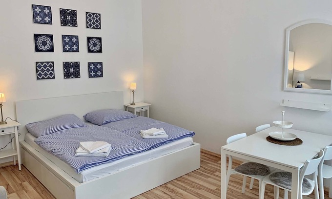 Neulerchenfeld Apartment | Apartment Top 22 mit Doppelbett im Wohnraum