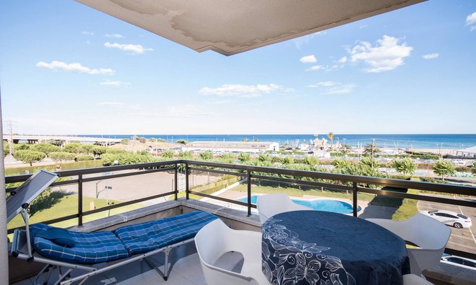 Clara Apartment | Apartment 'Vistas Al Mar' with Sea View, Shared Pool and Air Conditioning