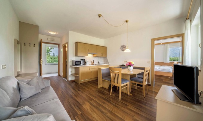 Lana Apartment | Apartment "Weinsepphof 8" with Mountain View, Pool, Wi-Fi, Garden & Balcony