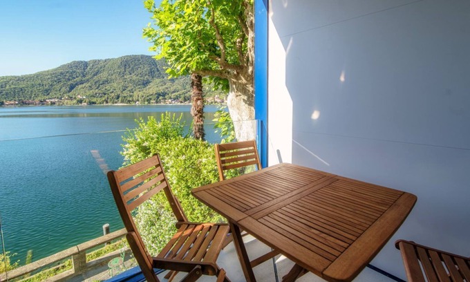 Ponte Tresa Apartment | Apartment with 180° view of Lake Lugano in Ponte Tresa (LA FINESTRA BLU)